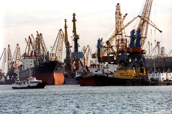 В Ильичевском порту установили портовый кран