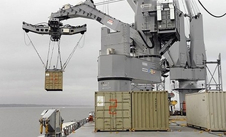 Военно-морской флот США получил на вооружение новейший контейнерный кран