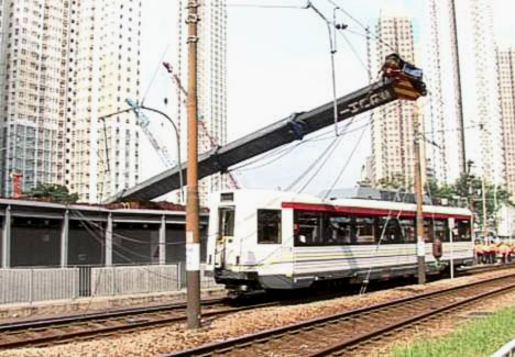 Четкий график движения скоростного трамвая в Гонконге был нарушен упавшей стрелой внедорожного крана