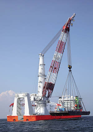 Новый супермощный морской кран Liebherr MTC 78000 установлен на палубу судна-носителя. 