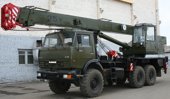 Новый автокран от «КАЗ» к военной службе готов