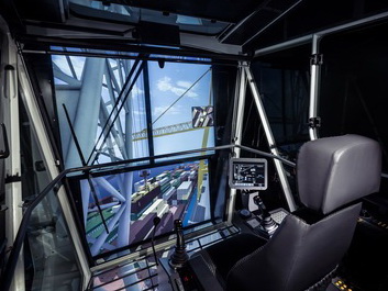 Компания Liebherr выпустила новый тренажерный комплекс, оснащенный компьютеризованным симулятором работы на портовых кранах